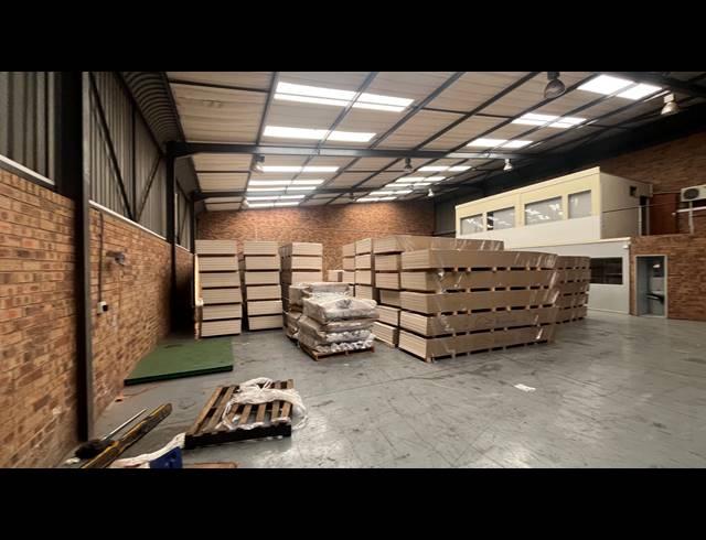 500M² WAREHOUSE TO LET IN SPARTAN